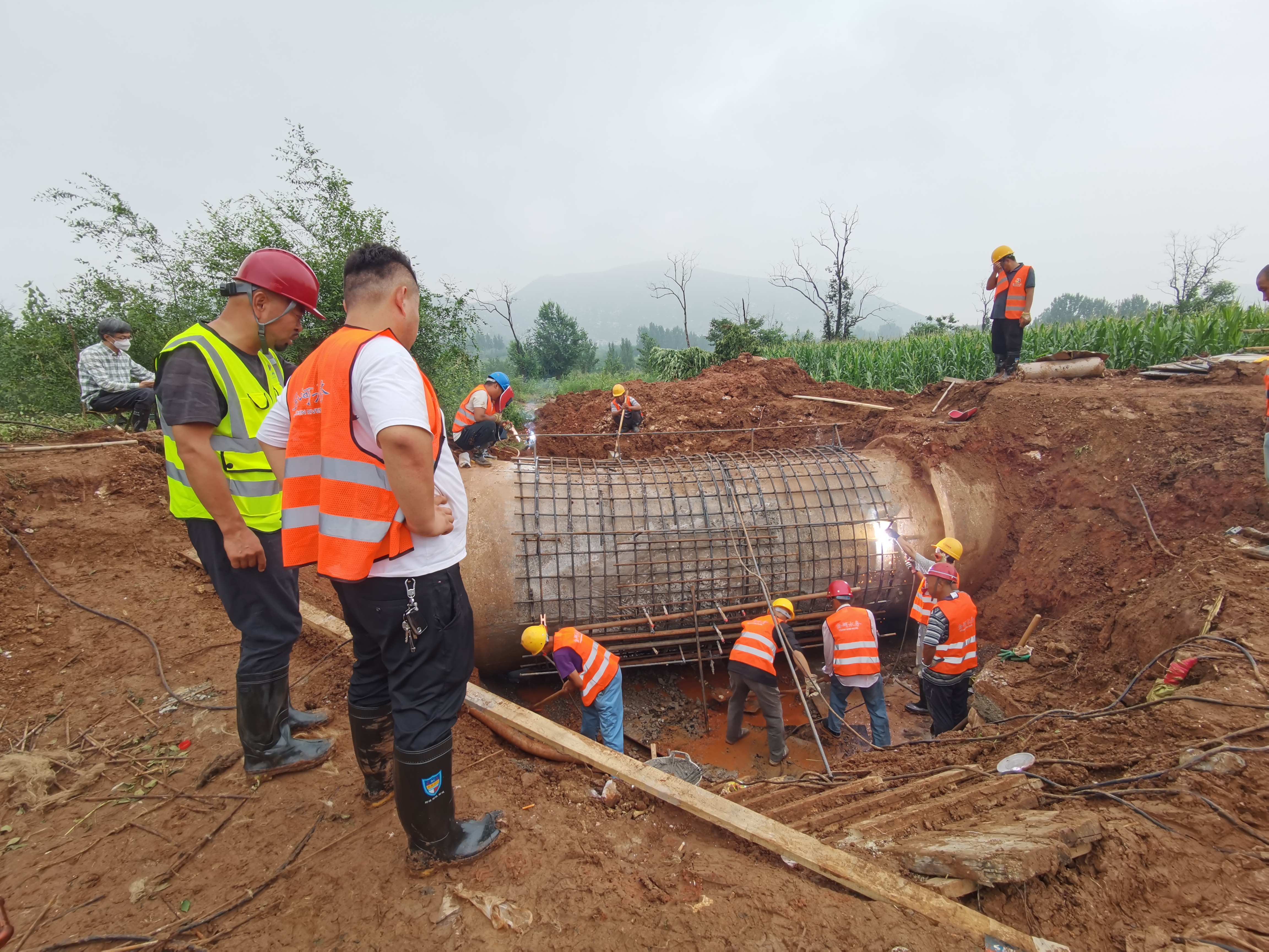 战洪峰 堵漏点 保供水 伟德国际victor·1946源自打赢60小时抢险攻坚战