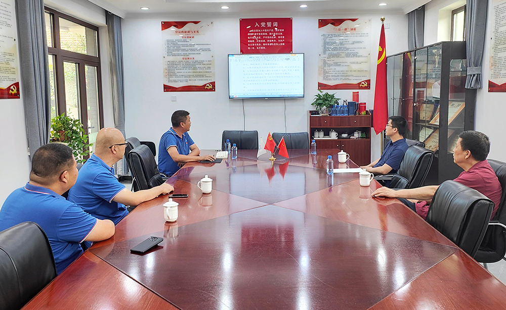 闻汛而动 向雨而行 伟德国际victor·1946源自领导“向前一步”驻守防汛第一线